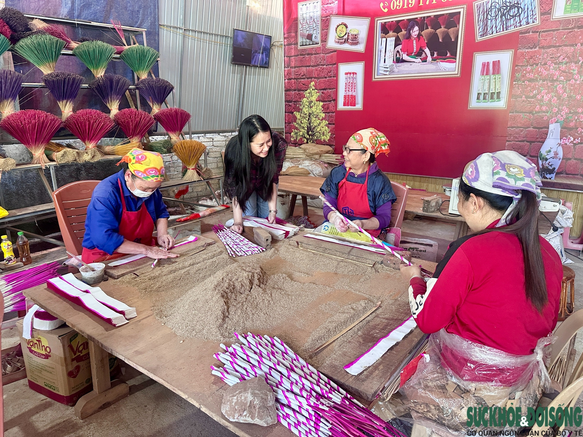 Giữ mùi Tết trong khói hương trầm- Ảnh 2. Giữ mùi Tết trong khói hương trầm- Ảnh 2.