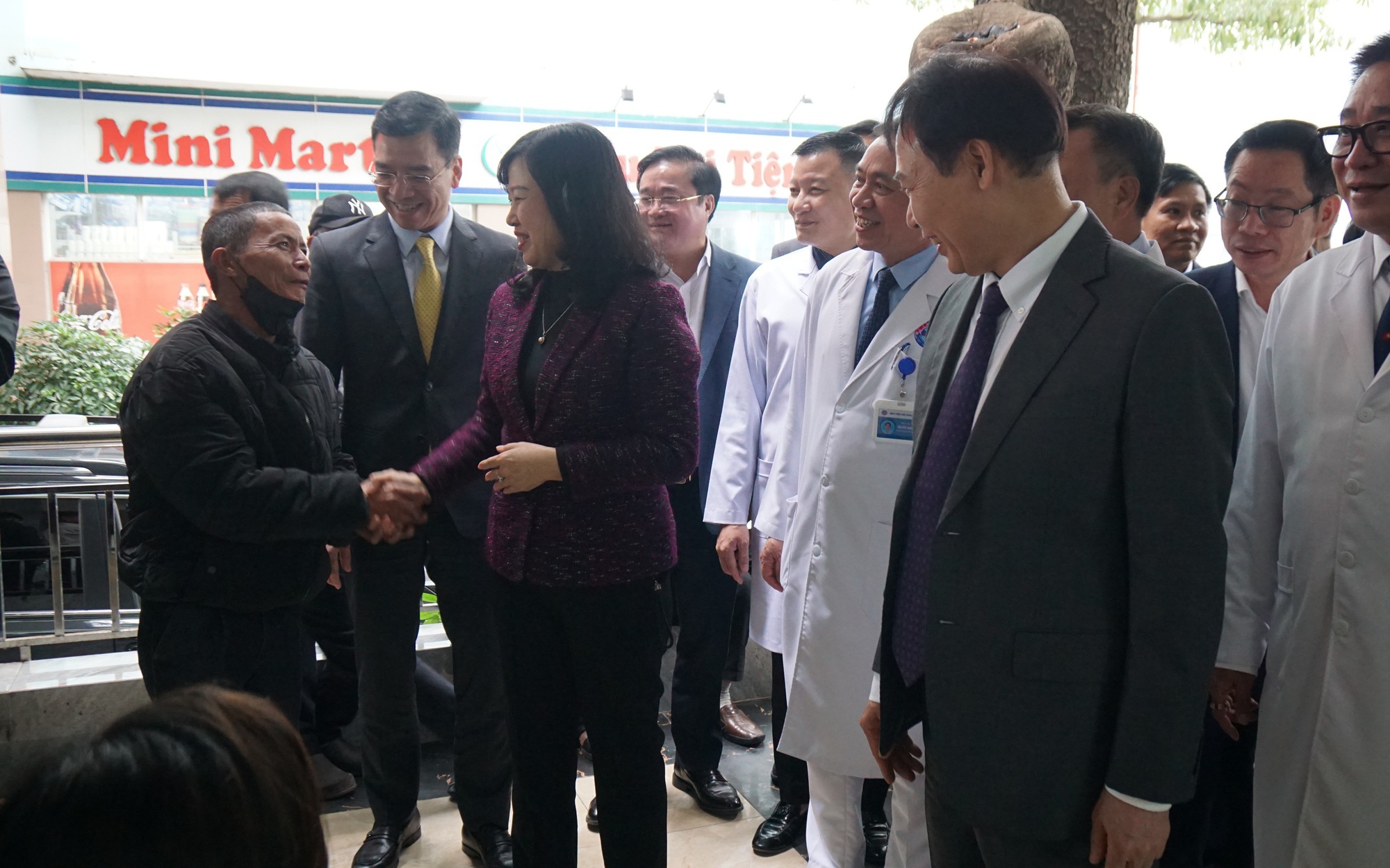 Bộ trưởng Đào Hồng Lan chúc Tết gia đình lãnh đạo Bộ tiền nhiệm, thăm hỏi thân nhân Liệt sĩ – Bác sĩ Đặng Thùy Trâm- Ảnh 6.