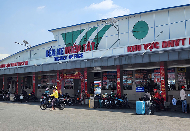 TP Hồ Chí Minh: Bến xe, sân bay nhộn nhịp người dân về quê đón Tết- Ảnh 3.