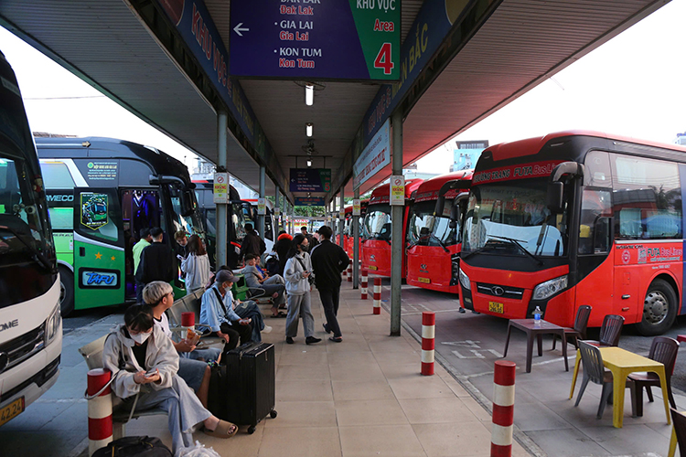 TP Hồ Chí Minh: Bến xe, sân bay nhộn nhịp người dân về quê đón Tết- Ảnh 7.