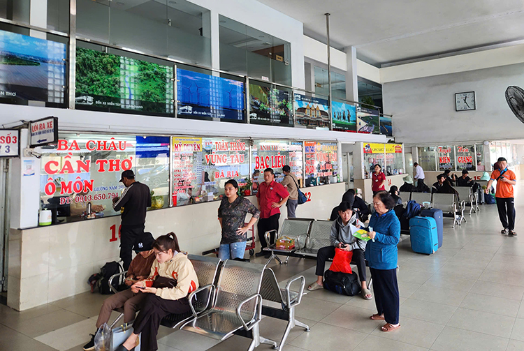 TP Hồ Chí Minh: Bến xe, sân bay nhộn nhịp người dân về quê đón Tết- Ảnh 4.
