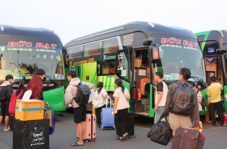TP Hồ Chí Minh: Bến xe, sân bay nhộn nhịp người dân về quê đón Tết- Ảnh 8.