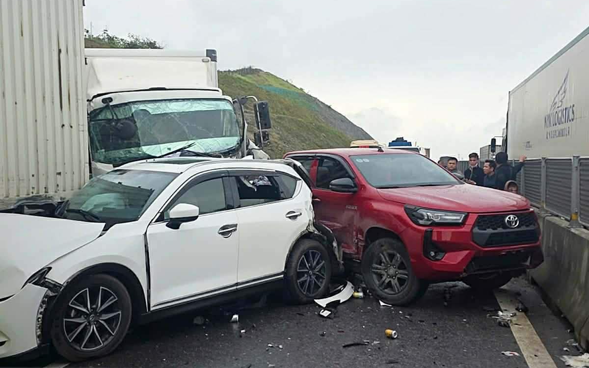 Liên tiếp hai vụ tai nạn trên cao tốc Hàm Nghi - Vũng Áng