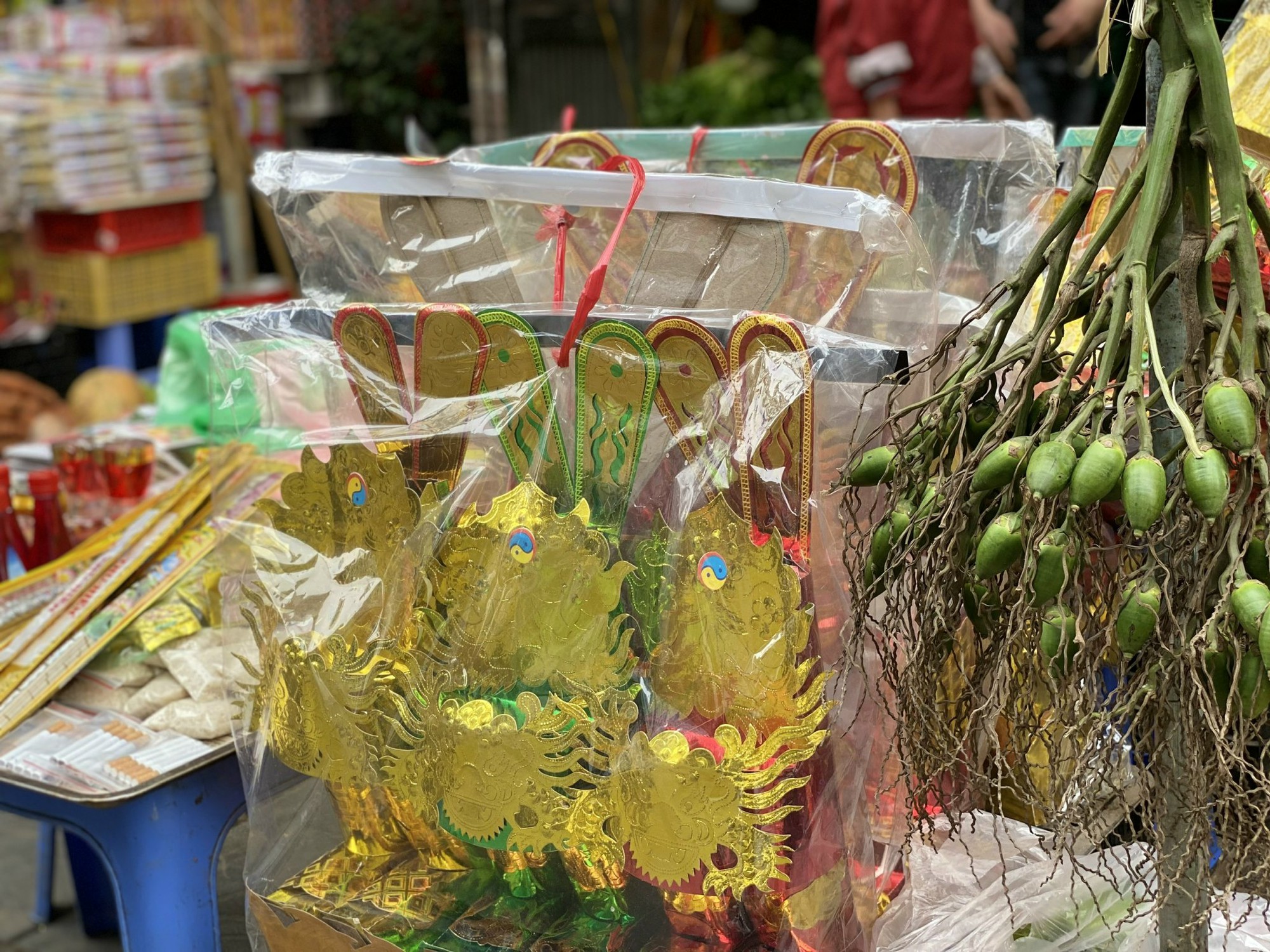 Người dân tất bật sắm đồ lễ cúng ông Công ông Táo- Ảnh 2.