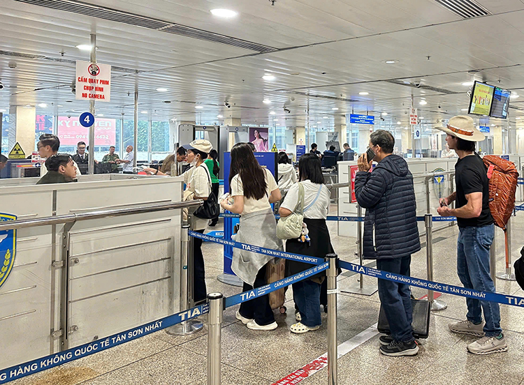 TP Hồ Chí Minh: Bến xe, sân bay nhộn nhịp người dân về quê đón Tết- Ảnh 10.