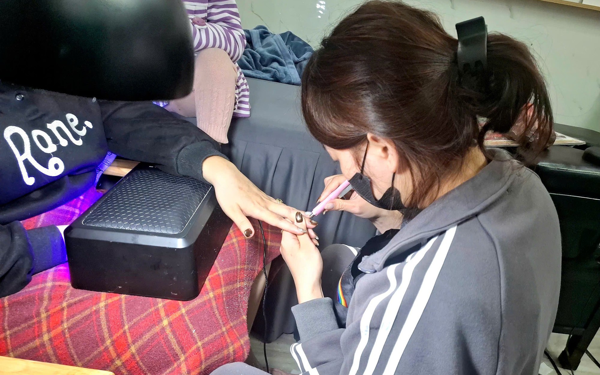 Đưa cả gia đình đi thả cá chép ngày ông Công ông Táo- Ảnh 8.