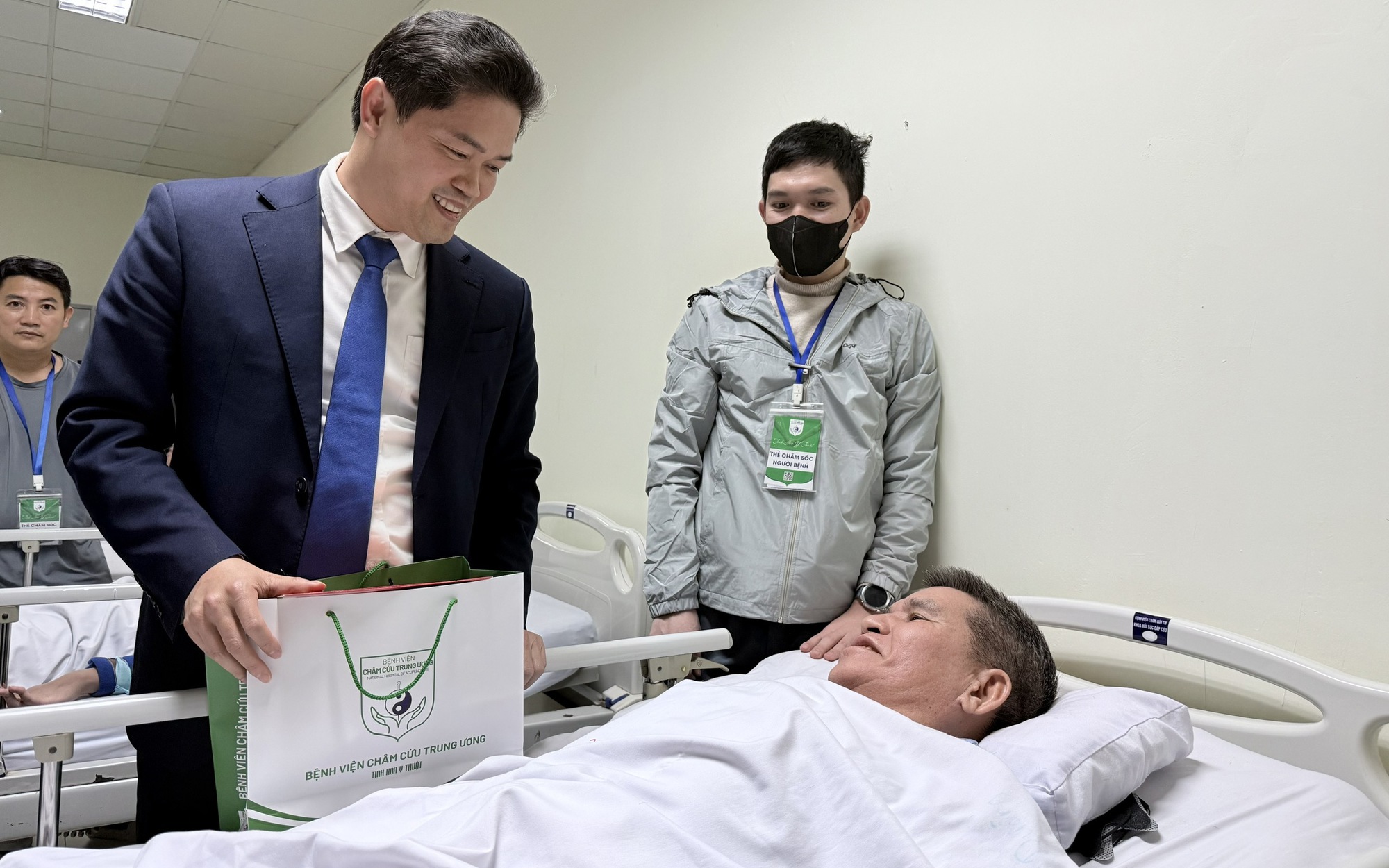 Thứ trưởng Thường trực Bộ Y tế Vũ Mạnh Hà thăm, kiểm tra công tác khám chữa bệnh dịp Tết ở Bệnh viện Phổi và Châm cứu TW