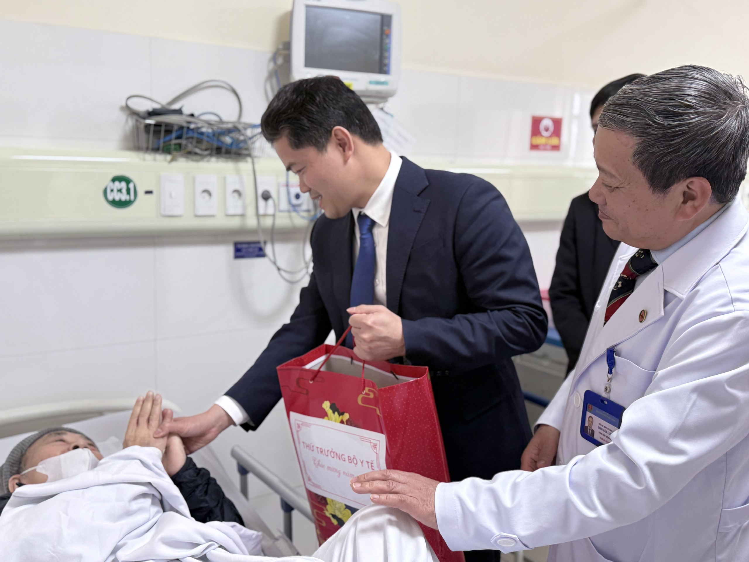 Thứ trưởng Thường trực Bộ Y tế Vũ Mạnh Hà thăm, kiểm tra công tác khám chữa bệnh dịp Tết ở Bệnh viện Phổi và Châm cứu TW- Ảnh 8.