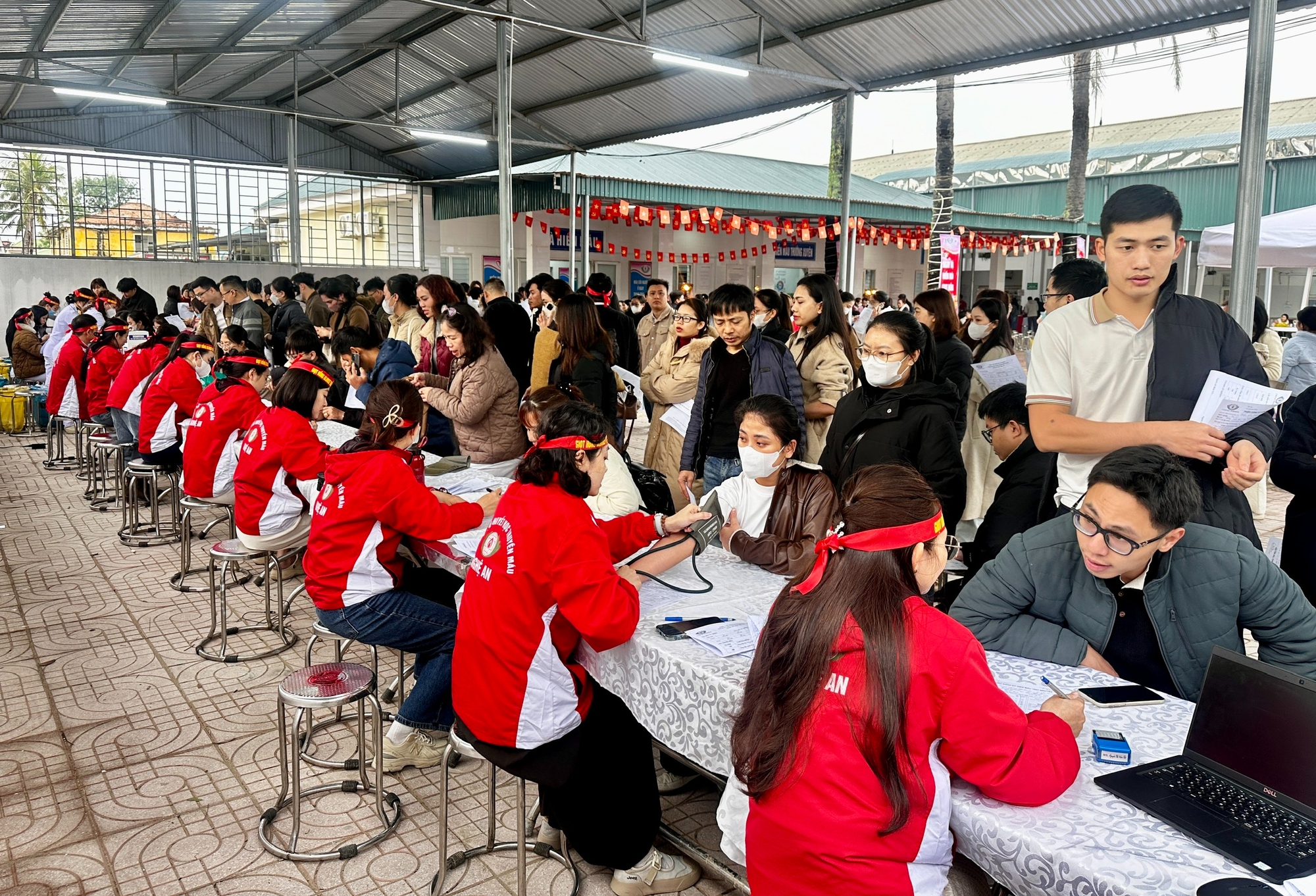 'Giọt hồng Blouse trắng' lan tỏa nghĩa cử cao đẹp hiến máu cứu người- Ảnh 1.