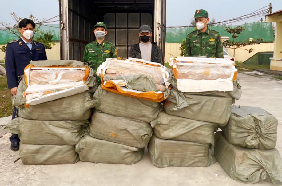 Vận chuyển hơn nửa tấn nầm lợn bốc mùi không rõ nguồn gốc, tài xế bị phạt 35 triệu đồng- Ảnh 1.