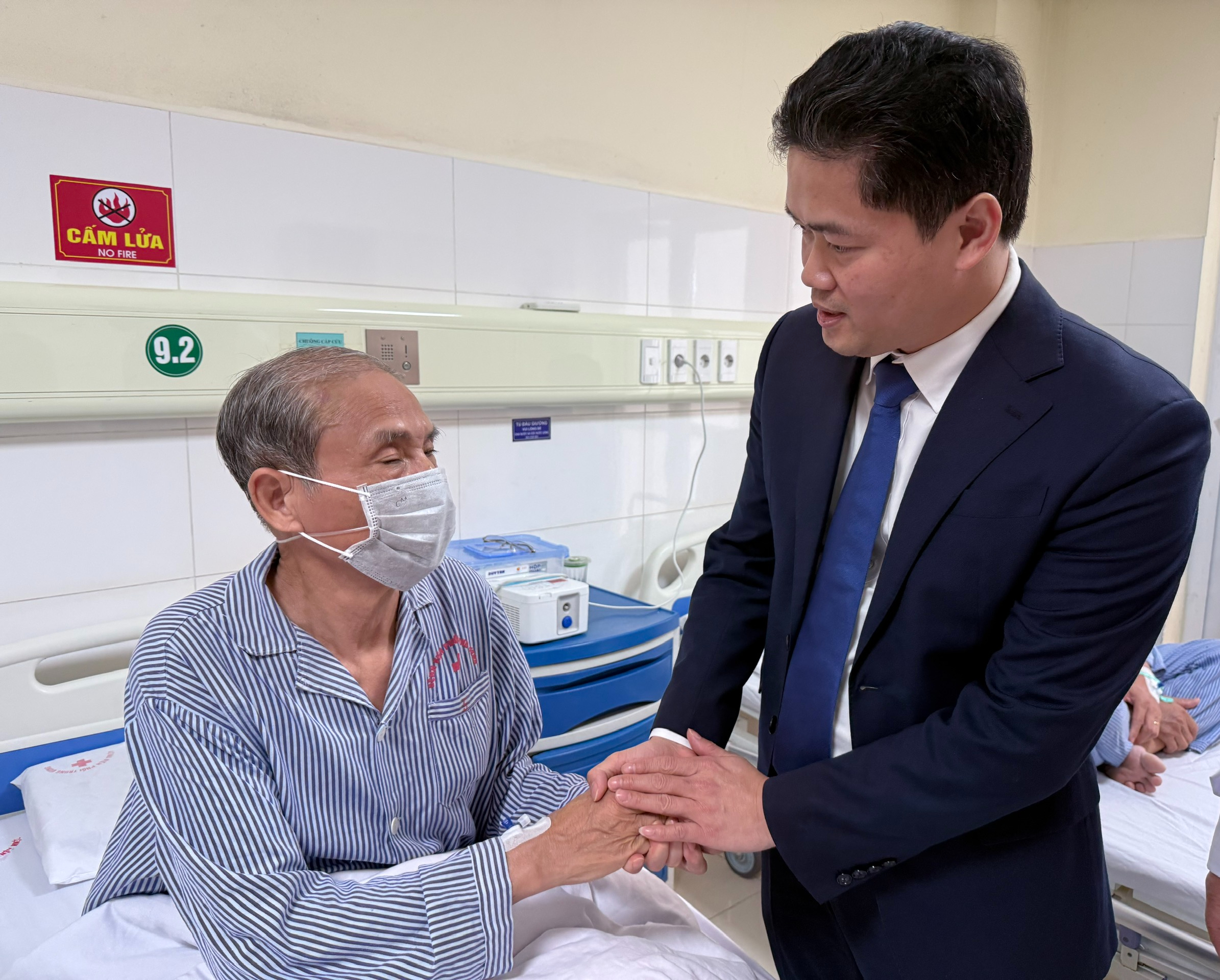 Thứ trưởng Thường trực Bộ Y tế Vũ Mạnh Hà thăm, kiểm tra công tác khám chữa bệnh dịp Tết ở Bệnh viện Phổi và Châm cứu TW- Ảnh 9.