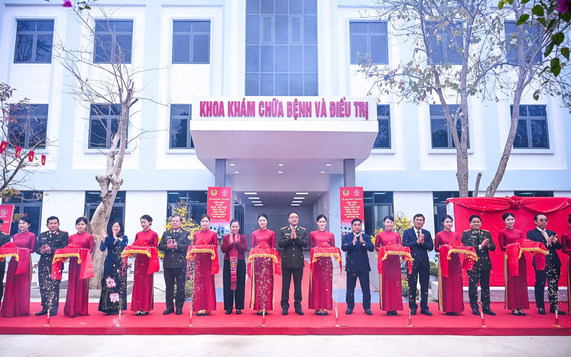 Khánh thành tòa nhà mới, Trung tâm Y tế Tương Dương nhận hỗ trợ trang thiết bị trị giá 100 triệu đồng- Ảnh 2.