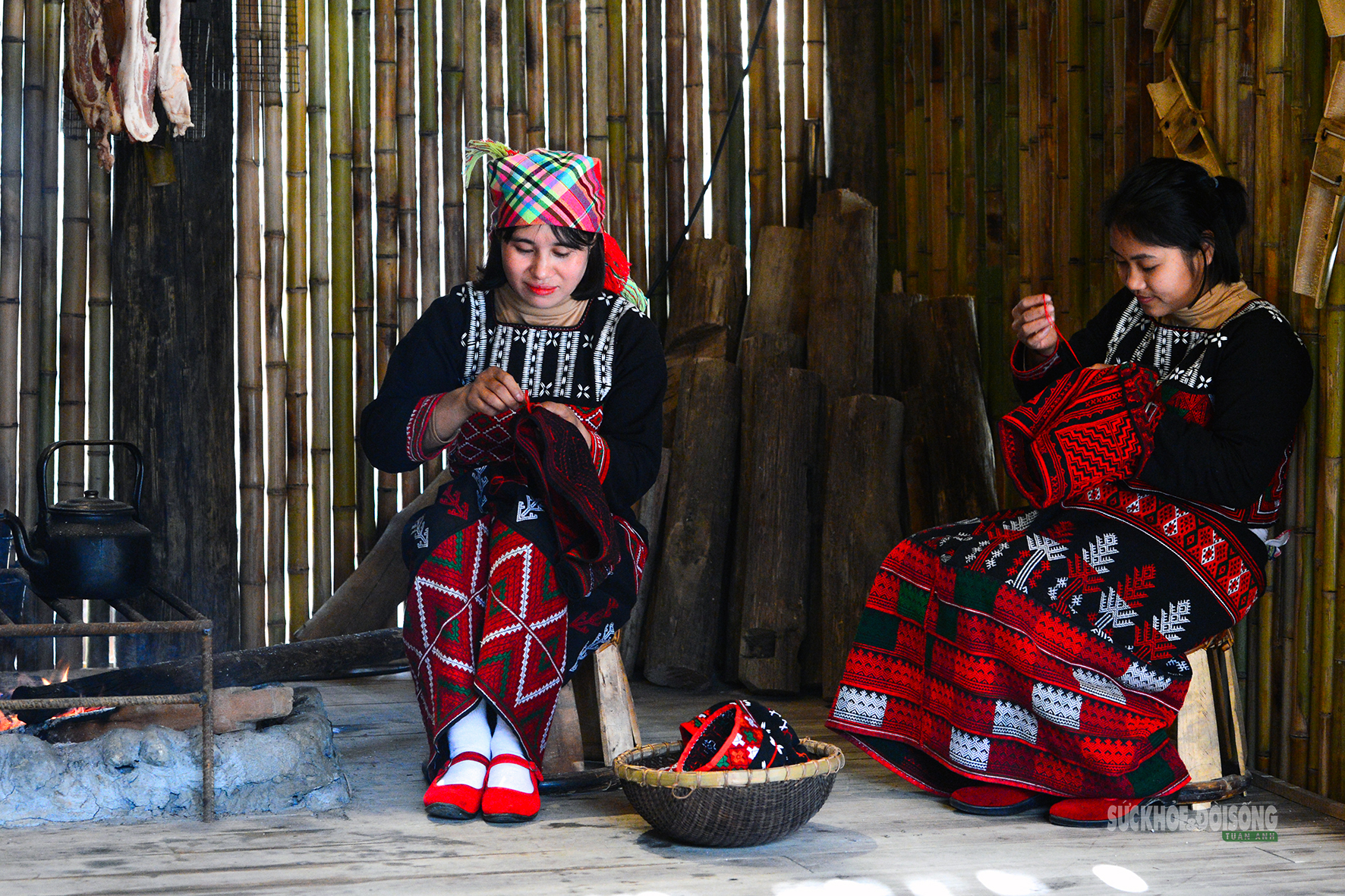 Những đường kim lưu giữ hồn cốt trang phục Xá Phó- Ảnh 6.