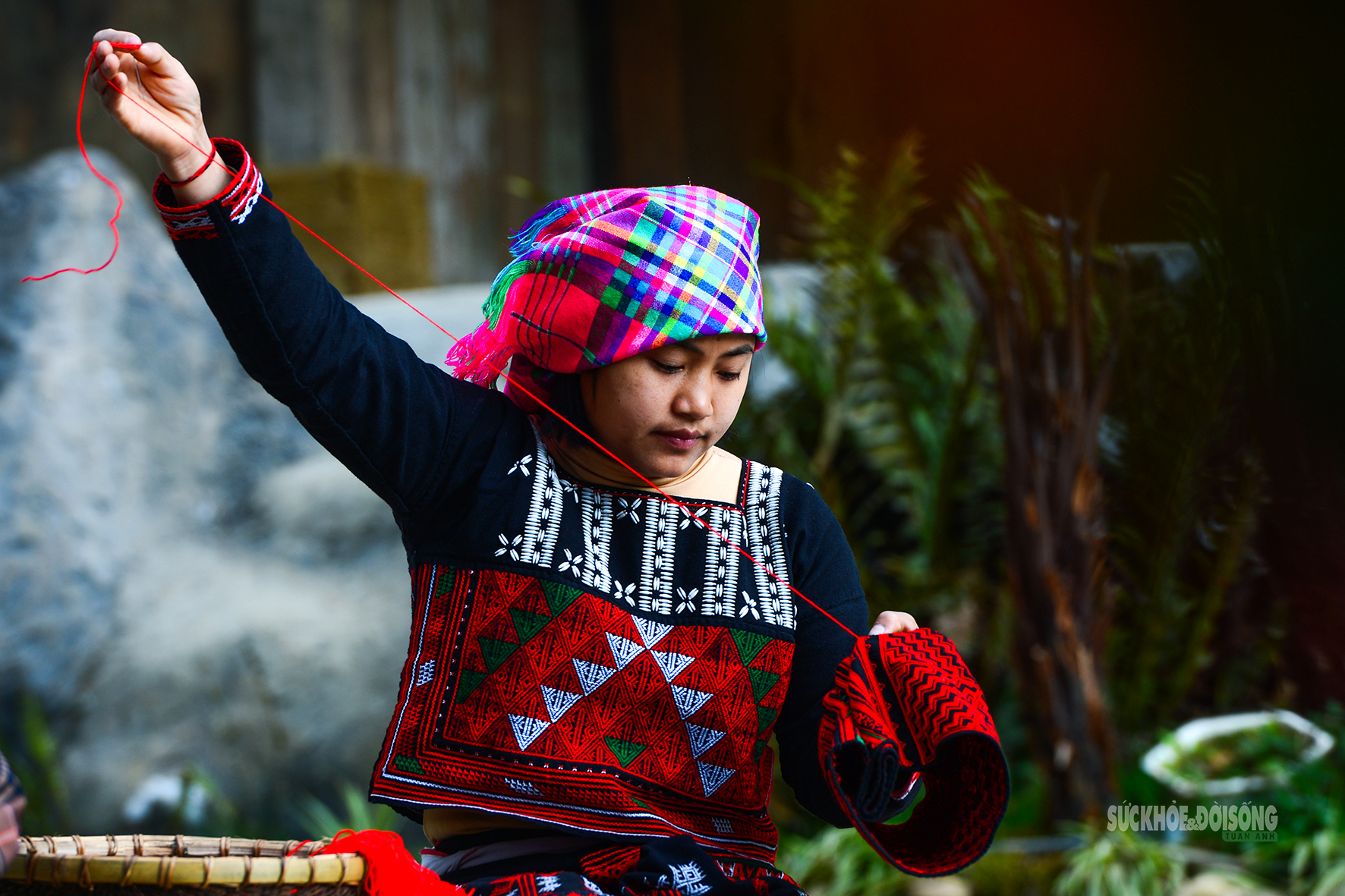 Những đường kim lưu giữ hồn cốt trang phục Xá Phó- Ảnh 4.