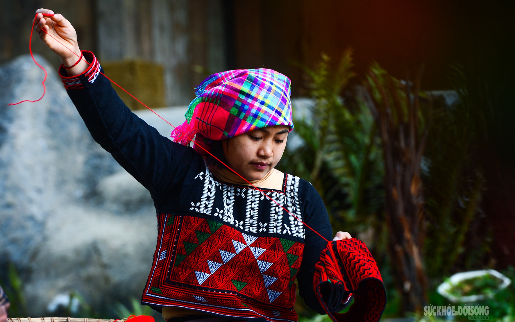 Gợi ý màu sắc phong thủy cho trang phục đầu năm- Ảnh 2. Những đường kim lưu giữ hồn cốt trang phục Xá Phó