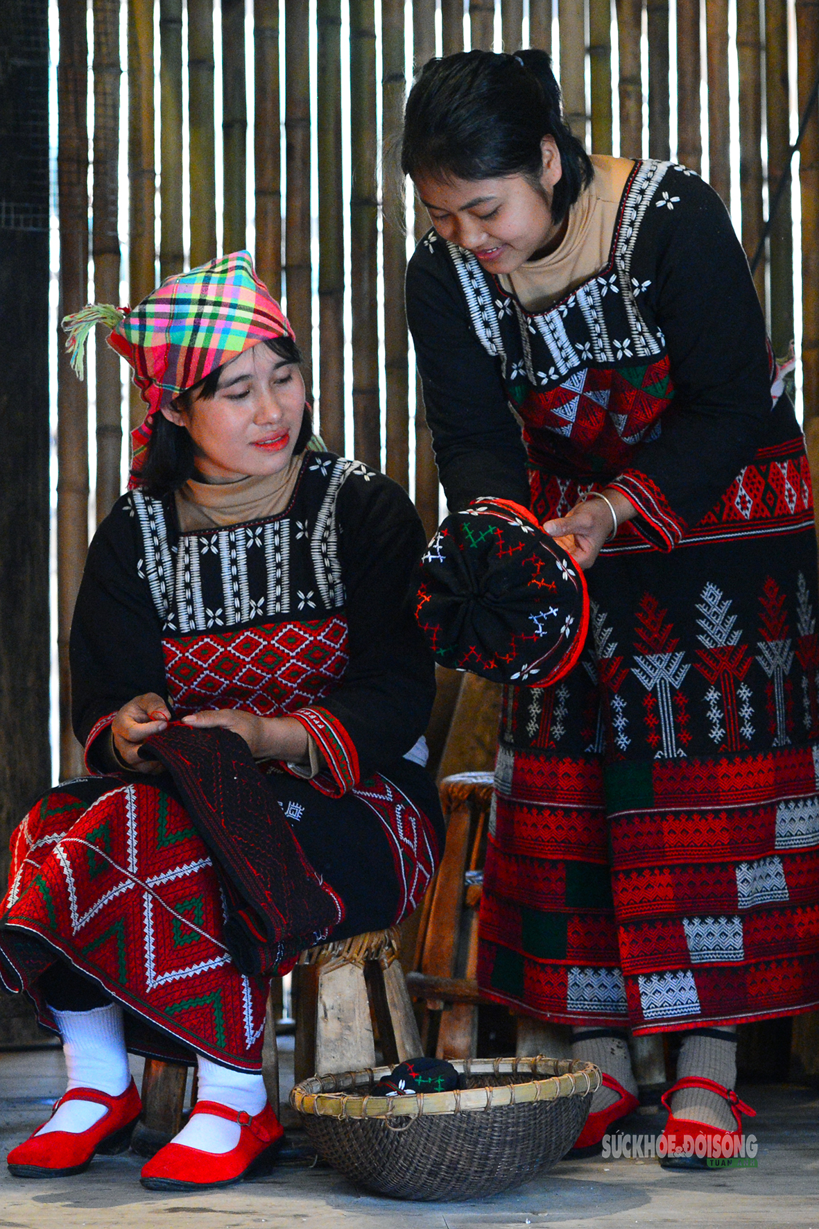 Những đường kim lưu giữ hồn cốt trang phục Xá Phó- Ảnh 7.