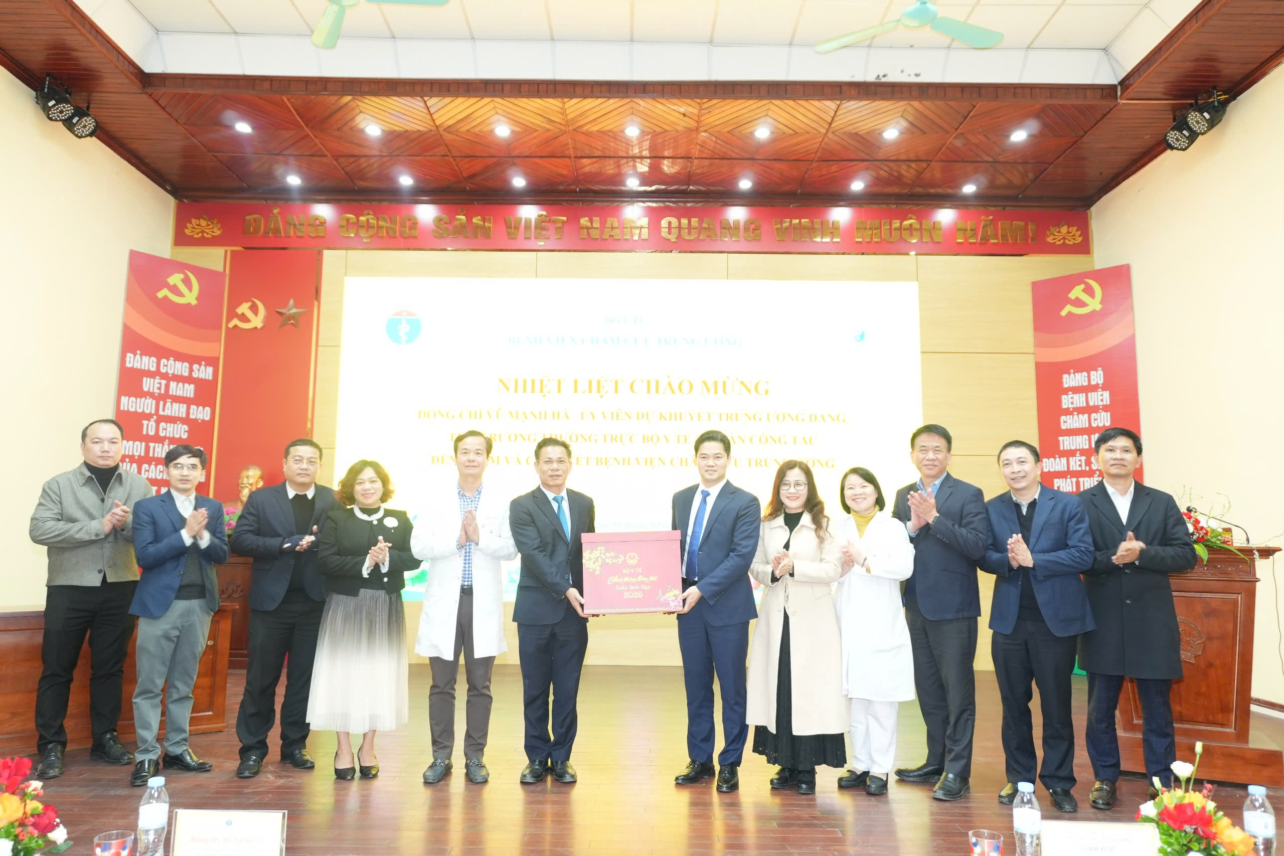 Thứ trưởng Thường trực Bộ Y tế Vũ Mạnh Hà thăm, kiểm tra công tác khám chữa bệnh dịp Tết ở Bệnh viện Phổi và Châm cứu TW- Ảnh 2.