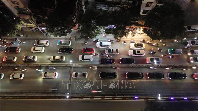 Đường phố Hà Nội đông nghẹt người những ngày cận Tết- Ảnh 2.