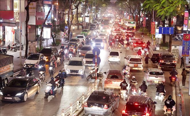 Đường phố Hà Nội đông nghẹt người những ngày cận Tết- Ảnh 6.