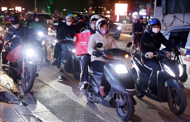 Đường phố Hà Nội đông nghẹt người những ngày cận Tết- Ảnh 8.