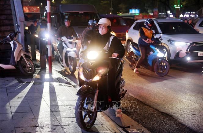 Đường phố Hà Nội đông nghẹt người những ngày cận Tết- Ảnh 9.