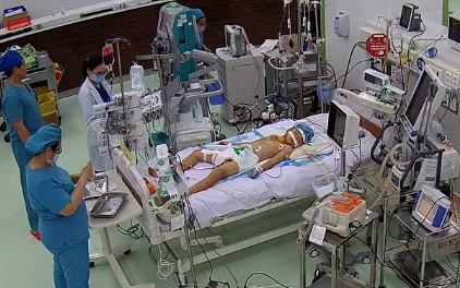 Cứu sống bé trai 7 tuổi đột ngột ngất xỉu, ngưng tim do viêm cơ tim tối cấp