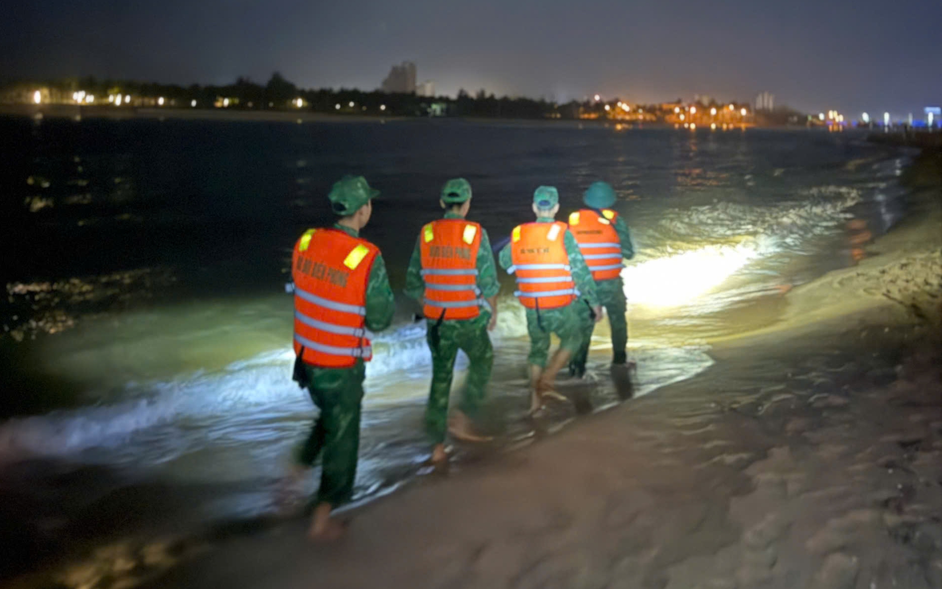 Tìm thấy thi thể du khách quê Phú Thọ bị sóng cuốn khi tắm biển- Ảnh 2. Tìm kiếm nam du khách quê Phú Thọ sóng cuốn mất tích khi tắm biển Nhật Lệ