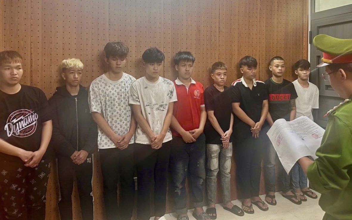 Truy bắt thần tốc nhóm thanh thiếu niên mang rựa 'truy sát' người đi đường trong đêm- Ảnh 2.