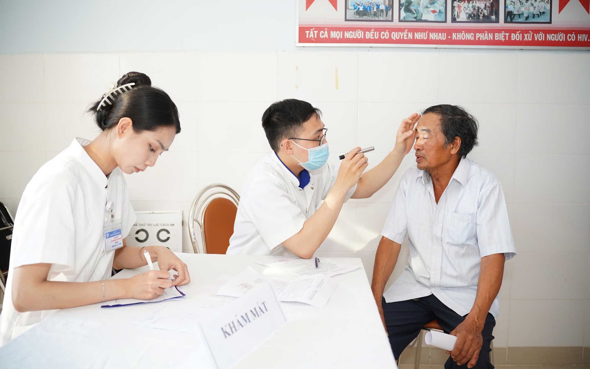 Khám bệnh, cấp phát thuốc miễn phí cho hàng trăm người dân Huế