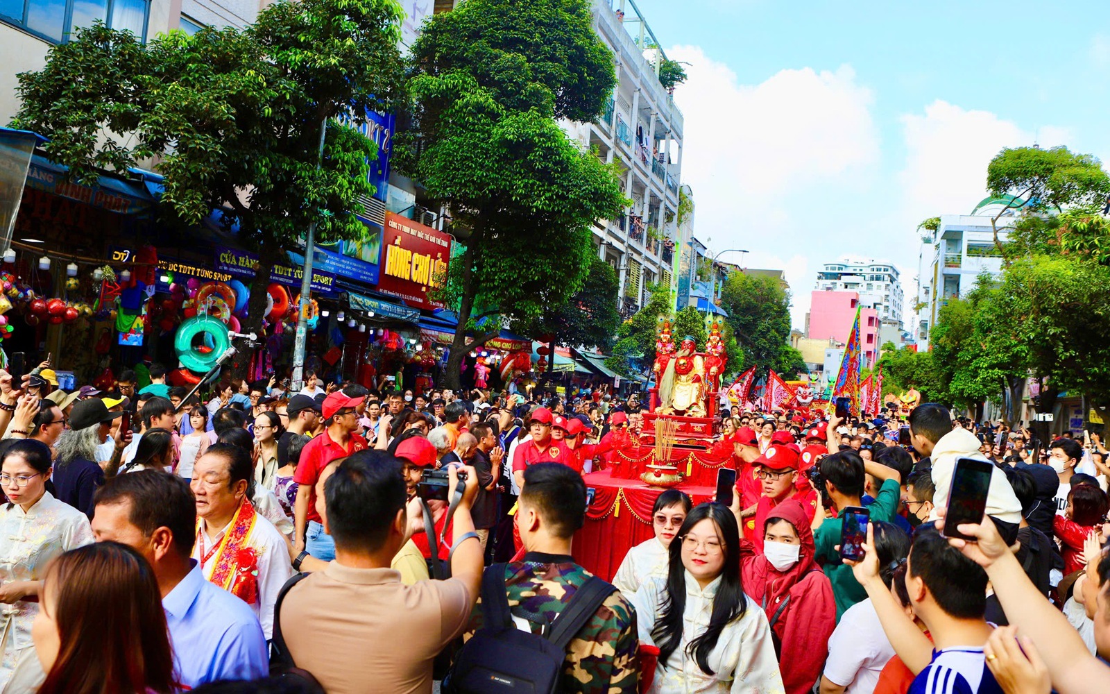 Hàng ngàn người tập trung ở Chợ Lớn xem lễ diễu hành Tết Nguyên tiêu- Ảnh 11.