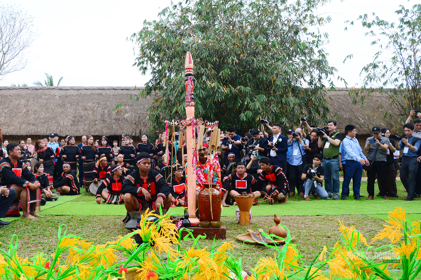 Nghi lễ cầu mùa Tây Nguyên tái hiện giữa không gian hội xuân- Ảnh 4. Nghi lễ cầu mùa Tây Nguyên tái hiện giữa không gian hội xuân- Ảnh 4.