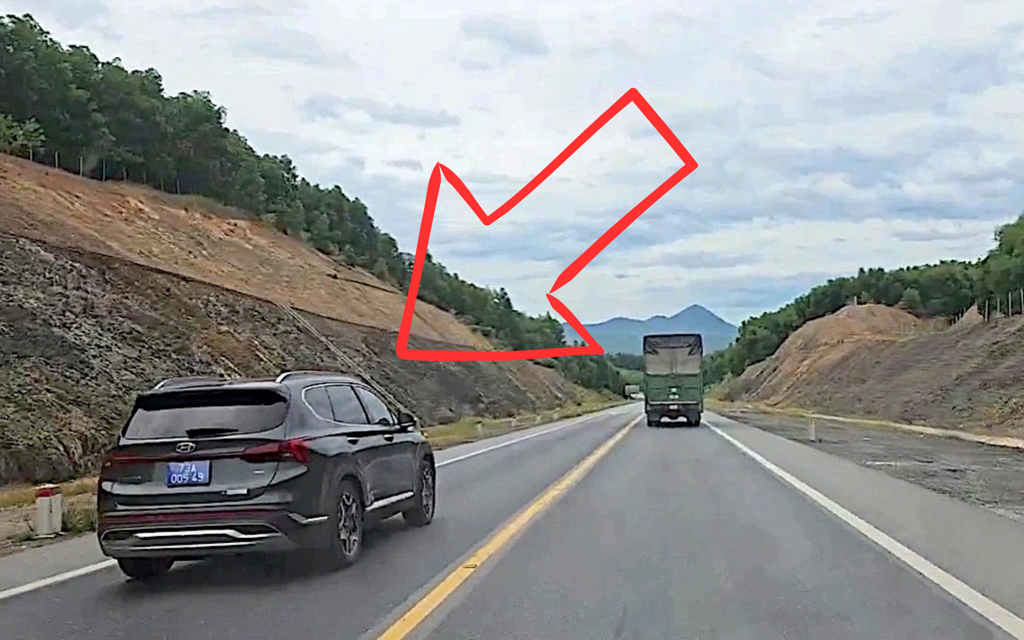 Hà Nội: Tài xế xe biển xanh phục vụ nhà tang lễ vi phạm nồng độ cồn, phương tiện bị niêm phong- Ảnh 1. Xe biển xanh vi phạm giao thông, ai nộp phạt?