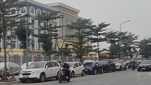 Chung cư Gelexia và Viện Pháp y Quốc gia bị 'bủa vây' bởi bãi xe không phép- Ảnh 3.