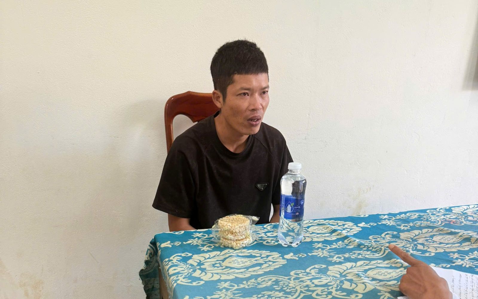 Bắt đối tượng truy nã khi đang trốn chạy trên tuyến Quốc lộ 1- Ảnh 3. Bắt đối tượng truy nã khi đang trốn chạy trên tuyến Quốc lộ 1- Ảnh 3.