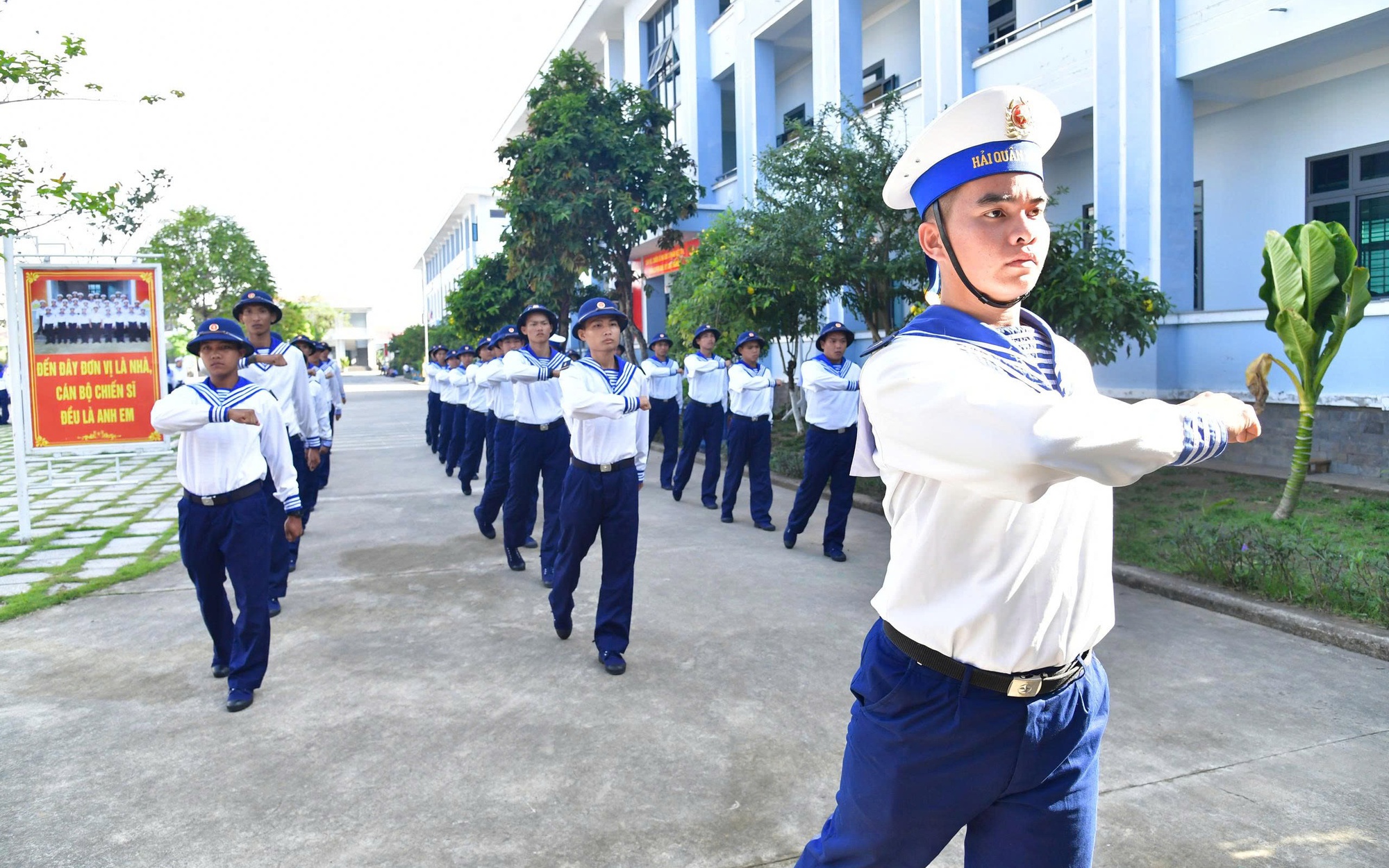 Tổ chức bắn đạn thật cho chiến sĩ mới ở Vùng 4 Hải quân- Ảnh 4. Chiến sĩ mới ở Vùng 2 Hải quân hòa nhập môi trường quân ngũ