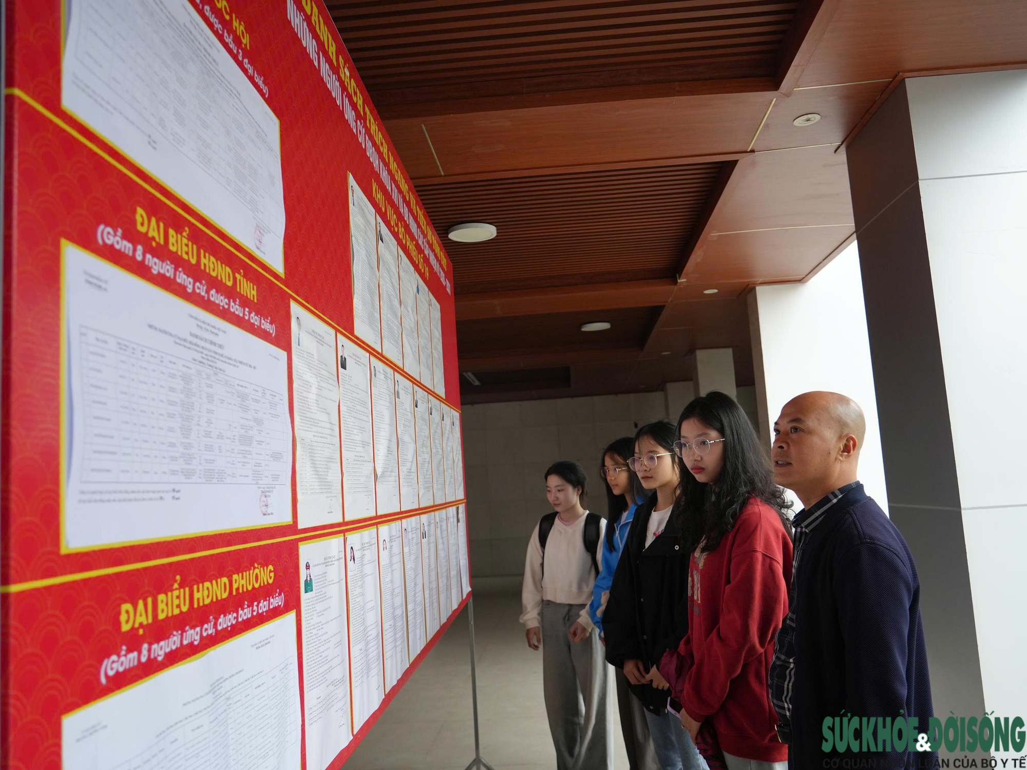 Gen Z lần đầu đi bầu cử: Hồi hộp cầm thẻ cử tri chờ ngày bỏ phiếu- Ảnh 1.