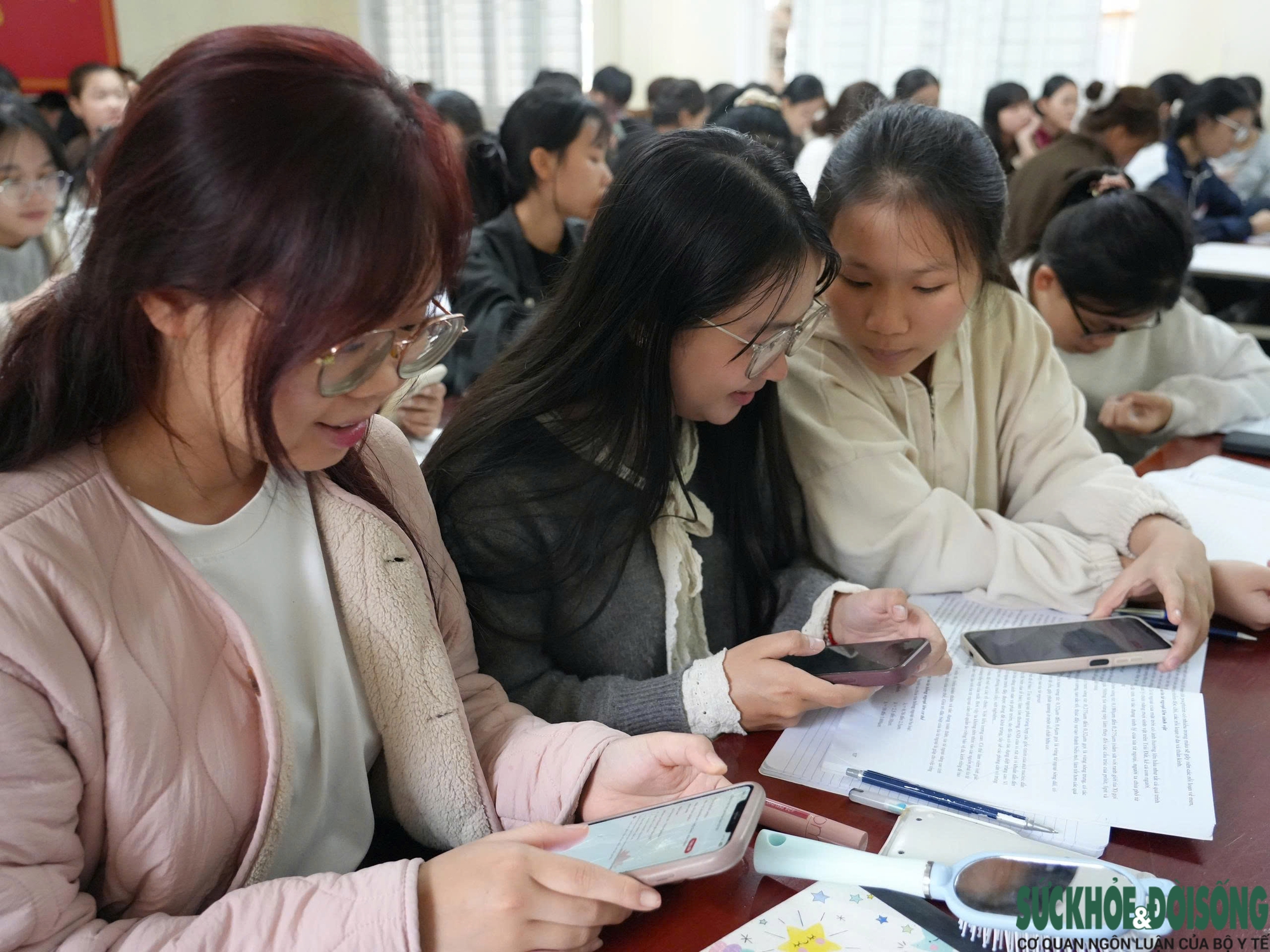 Gen Z lần đầu đi bầu cử: Hồi hộp cầm thẻ cử tri chờ ngày bỏ phiếu- Ảnh 2.