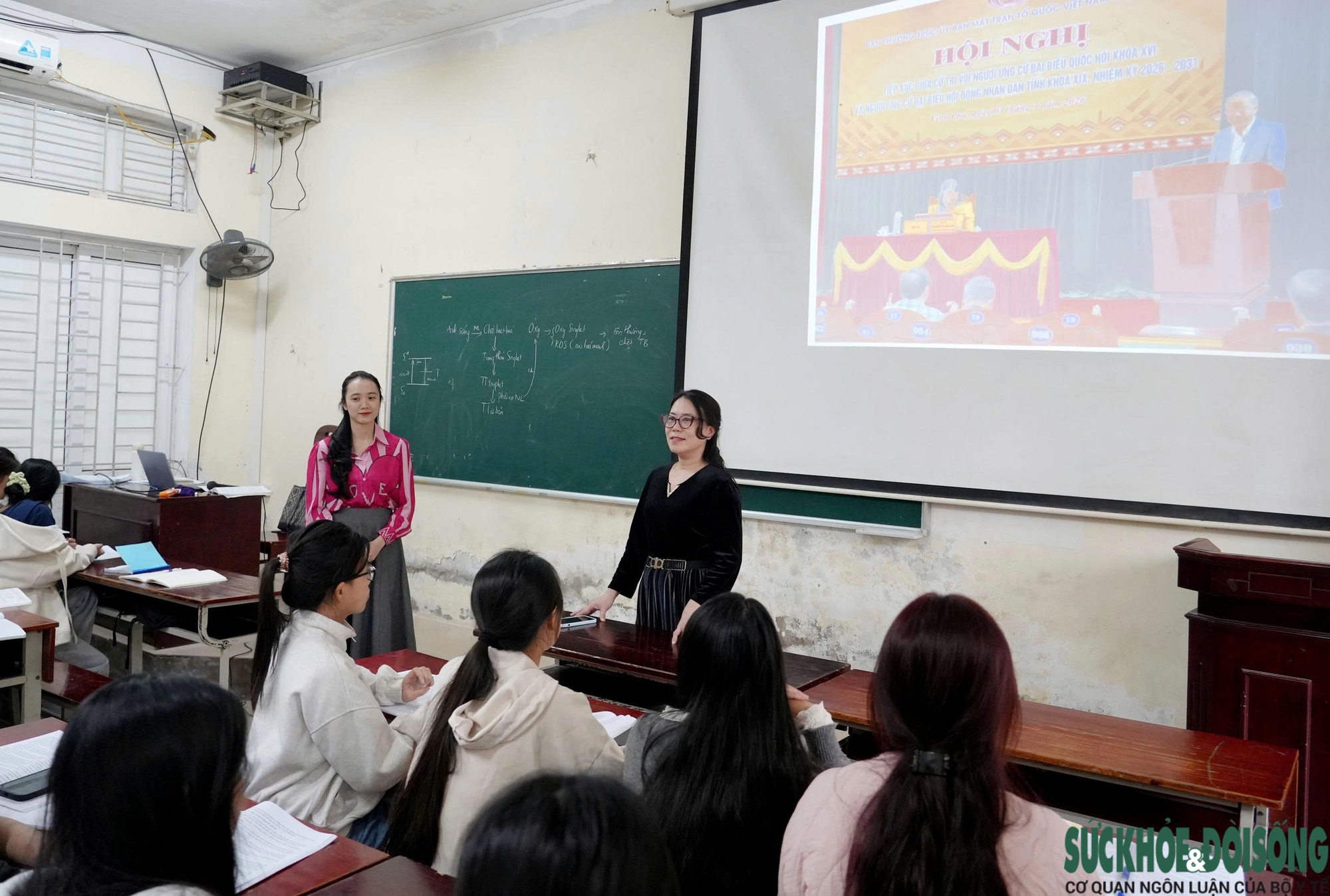 Gen Z lần đầu đi bầu cử: Hồi hộp cầm thẻ cử tri chờ ngày bỏ phiếu- Ảnh 4.