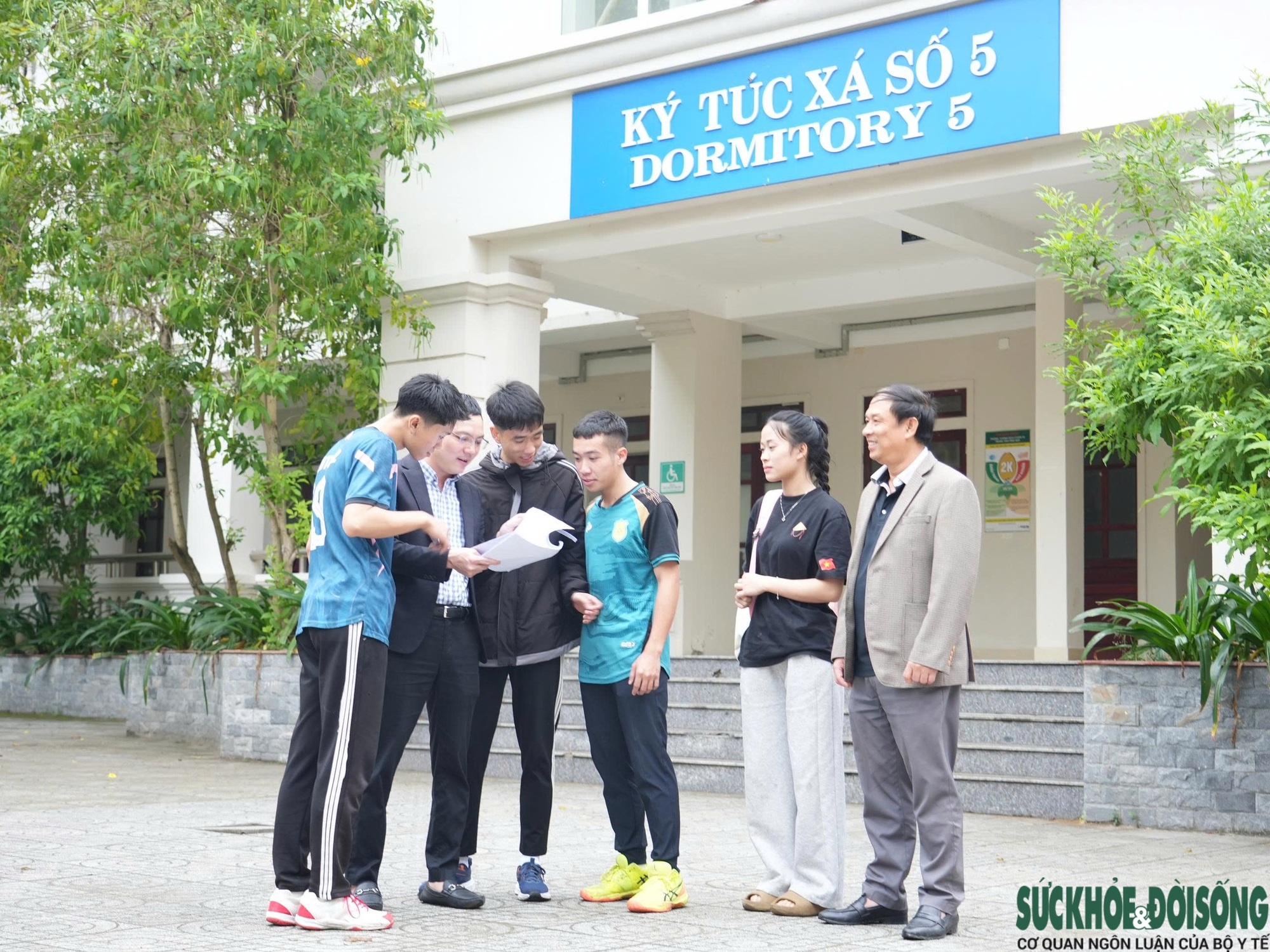 Gen Z lần đầu đi bầu cử: Hồi hộp cầm thẻ cử tri chờ ngày bỏ phiếu- Ảnh 5.