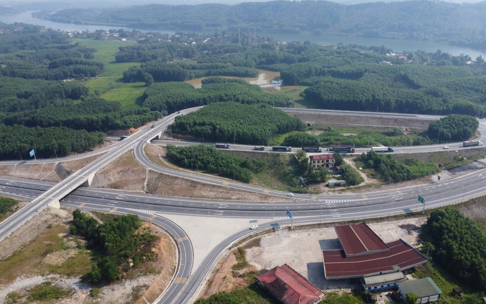 Cao tốc Cam Lộ - La Sơn có thêm nút giao 250 tỷ đồng, tiến độ mở rộng lên 4 làn hiện ra sao?