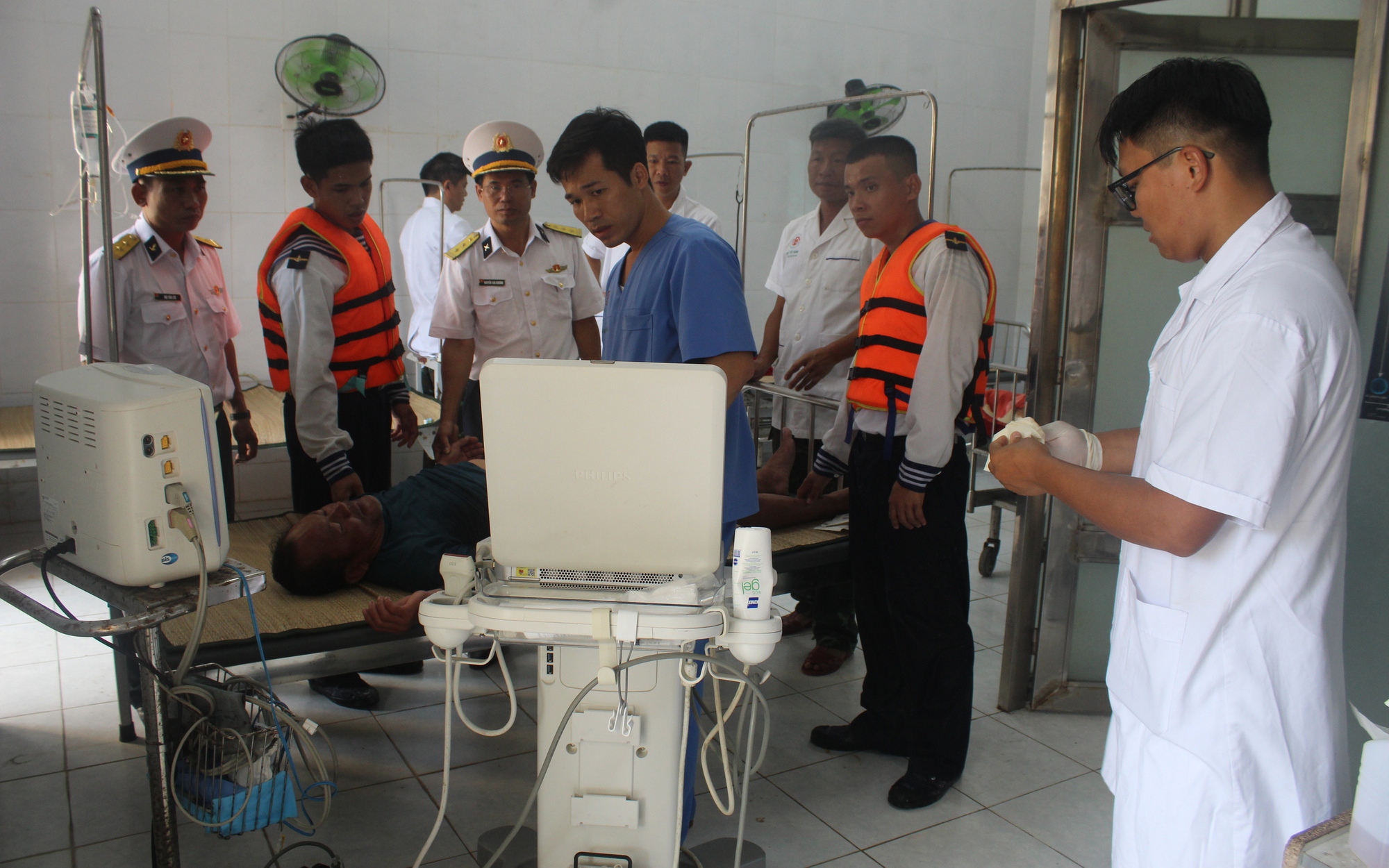 Quân y đảo Song Tử Tây dốc sức cứu ngư dân giảm áp nặng sau 5 lần lặn sâu