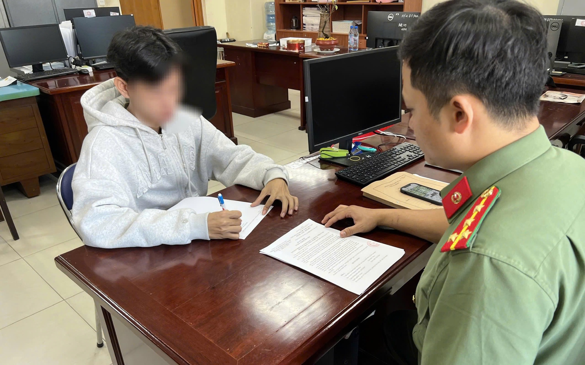 Mang dao tự chế đi trả thù, 7 đối tượng bị khởi tố- Ảnh 2.