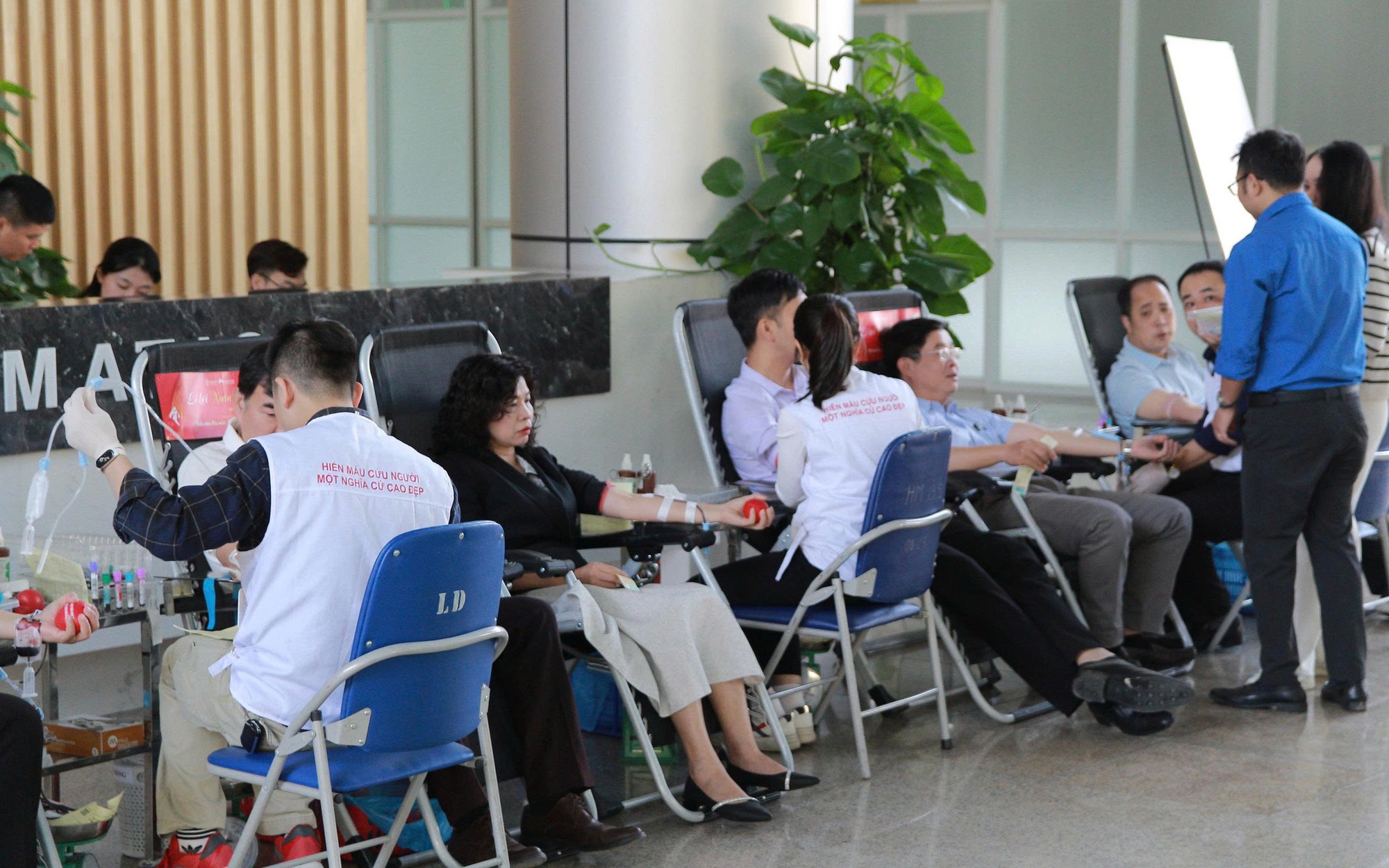 Cán bộ, nhân viên y tế Huế hiến máu tình nguyện, sẻ chia cùng người bệnh- Ảnh 5.