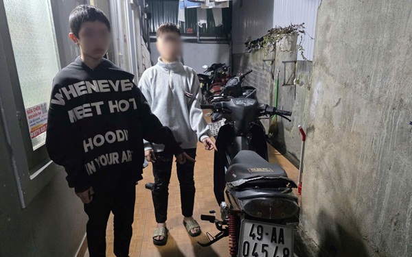 3 thanh thiếu niên bị bắt khi đang trộm xe máy của học sinh