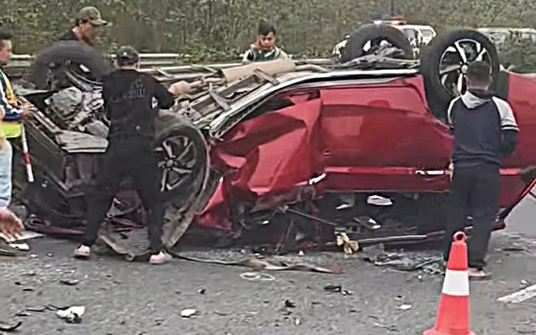 Ô tô "ngửa bụng" trên cao tốc sau va chạm với xe đầu kéo, lái xe "lóp ngóp" bò ra ngoài