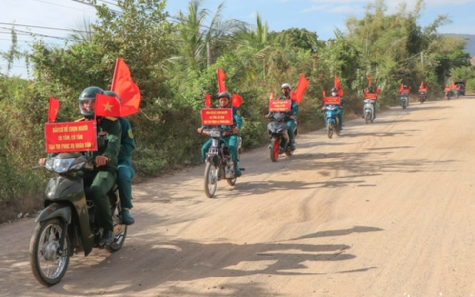 Bộ đội, dân quân len lỏi "đến từng ngõ, đi từng rẫy" đưa thông tin bầu cử đến Nhân dân