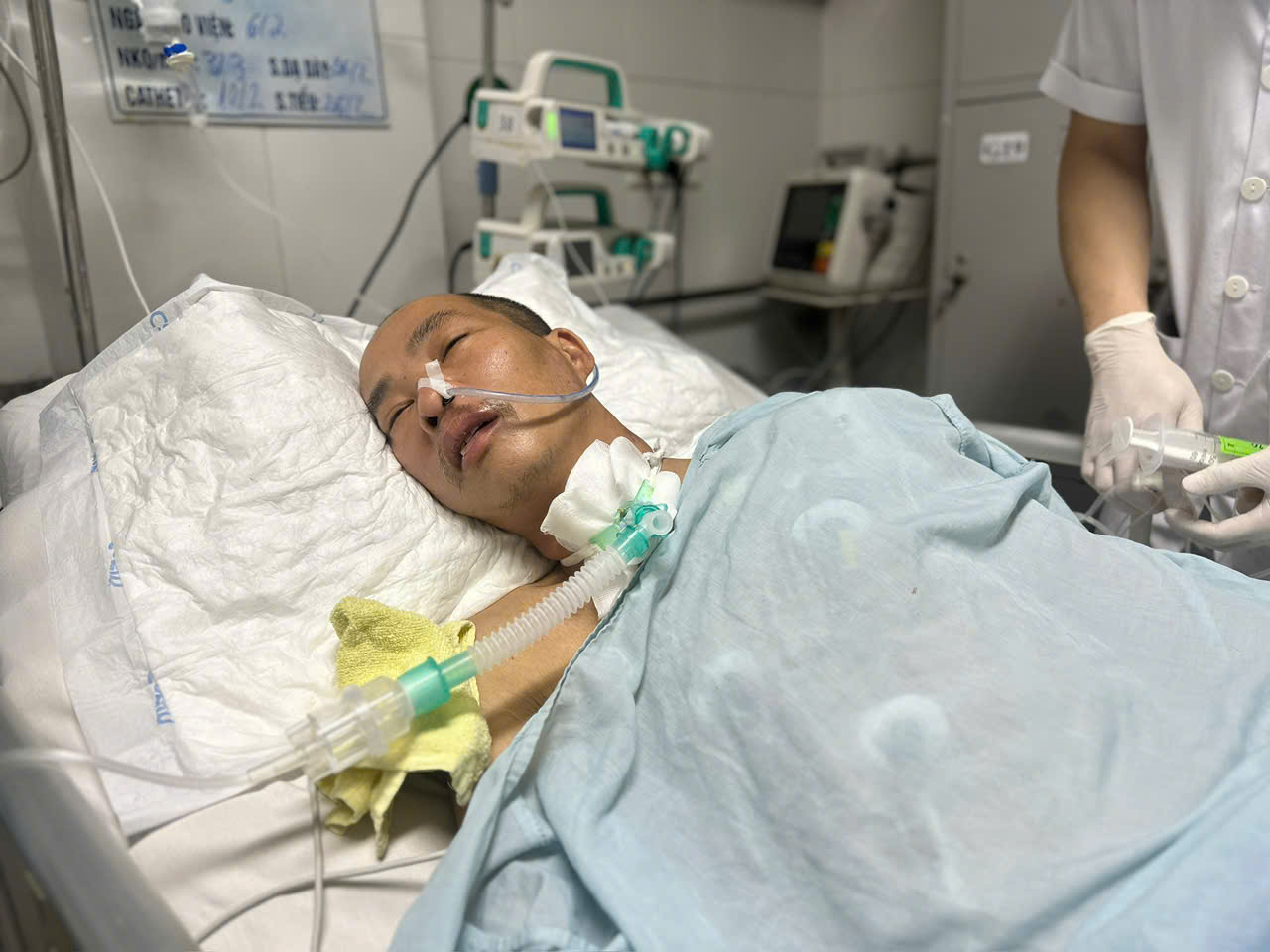 Người đàn ông dân tộc Nùng gặp tai nạn nghiêm trọng cần giúp đỡ- Ảnh 1. Người đàn ông dân tộc Nùng gặp tai nạn nghiêm trọng cần giúp đỡ- Ảnh 1.