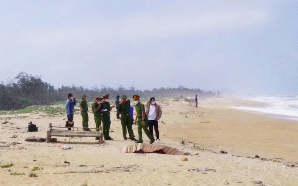 Video: Vượt sóng dữ cứu ngư dân gặp nạn trên biển- Ảnh 2. Tàu cá cùng ngư dân mất tích: Tìm thấy 2 thi thể, con tàu chưa rõ tung tích