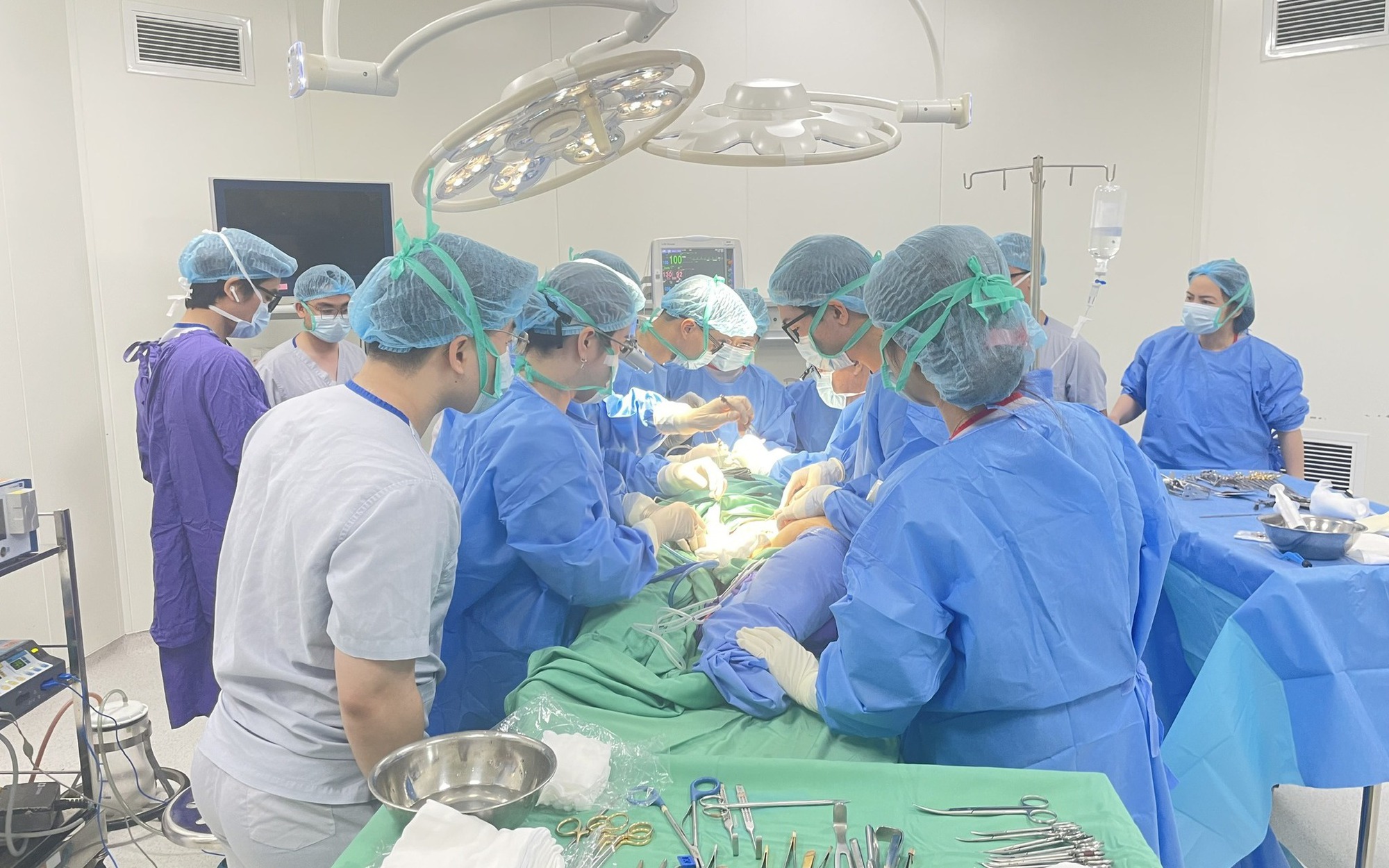 Nam sinh bị liệt vận động do thói quen ngồi khoanh chân - Ảnh 4. Tìm lại nụ cười cho người phụ nữ sau hơn 4 thập kỷ liệt mặt