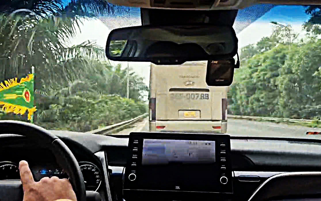 Xe khách 'chờ giờ' vào phố, dừng đỗ tràn lan bị CSGT Hà Nội xử lý- Ảnh 1. Tài xế xe khách "ngó lơ" tín hiệu xe ưu tiên bị phạt nặng